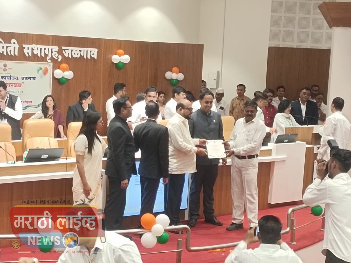 एरंडोल येथील मंडळ अधिकारी संजय साळुंखे यांचा उत्कृष्ट मंडळ अधिकारी पुरस्काराने गौरव