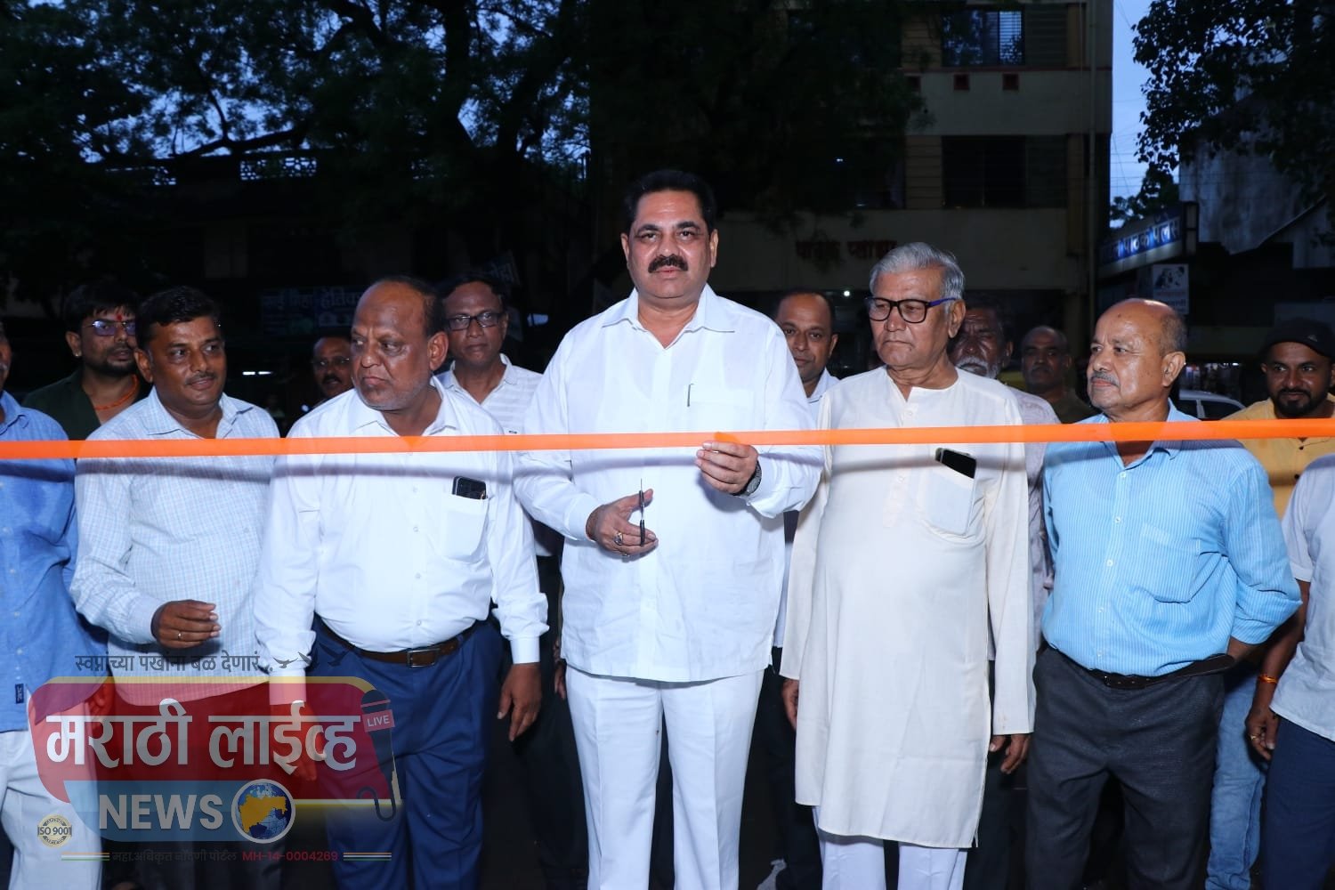 अमळनेरात प्रवासी आणि टॅक्सी चालकांसाठी पीकअप शेडचे थाटात लोकार्पण मंत्री अनिल पाटील यांच्या प्रयत्नाने अनेक वर्षांच्या मागणीला आले मूर्त स्वरूप