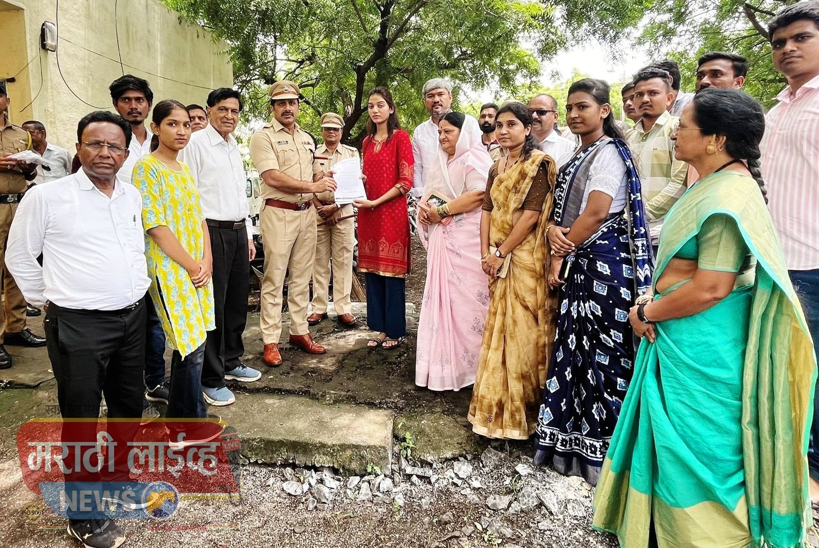 अमळनेर शहरातील शाळा – कॉलेज व क्लासेसच्या बाहेर टारगट – विकृत – शाळाबाह्य मुलांच्या वाढलेल्या टवाळखोरीमुळे शहरी व ग्रामीण भागातील विद्यार्थीनीच्या शिक्षणावर परिणाम,