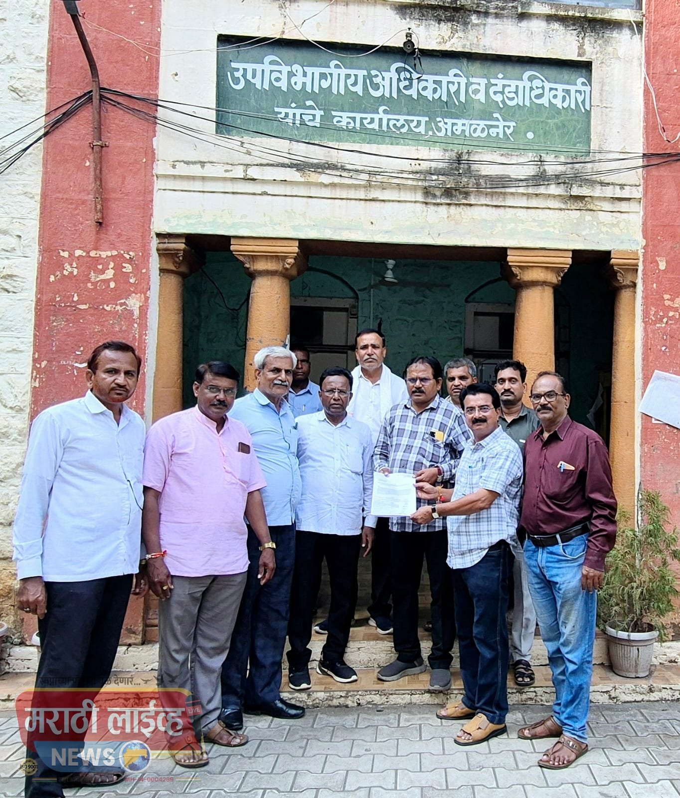 अमळनेर हे “पुस्तकांचे गाव”या योजनेअंतर्गत अमळनेर विधानसभा मतदारसंघातील ग्रामीण भागातील ग्रंथालयांचा समावेश करा  ग्रामीण भागातील ग्रंथालयाचे पदाधिकारी यांचे उपविभागीय अधिकारी यांच्या मार्फत निवेदन