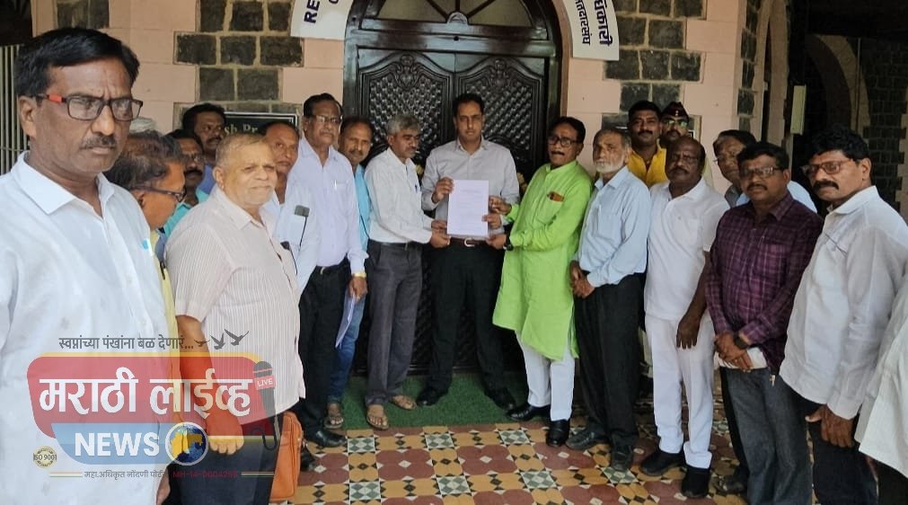 अनुसूचित जाती जमाती अत्याचार विरोधी संघर्ष समितीतर्फे जिल्हाधिकाऱ्यांना निवेदन सादर