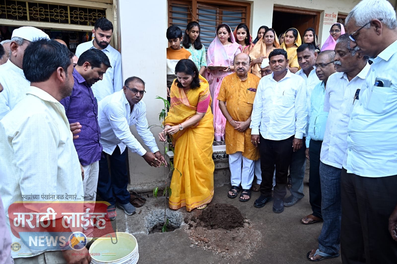 मांडळ येथील स्व आबासाहेब किसन पाटील प्रतिष्ठान मार्फत पर्यावरणाचे संरक्षण करण्यासाठी 4 00 वृक्षाचा स्तुत्य उपक्रम..