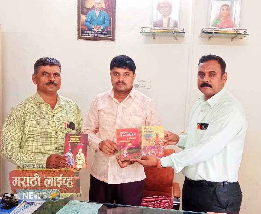 “जागतिक आदिवासी दिन ” व “क्रांती दिन “निमित्त शाळेला ग्रंथ भेट !….  सत्यशोधक पुस्तक चळवळ, धरणगाव यांचा उपक्रम !….