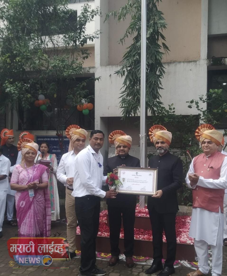 नाशिक मंडळ उपसंचालक,सहा.संचालक यांचे हस्ते आरोग्य कर्मचाऱ्यांचा गुण गौरव.