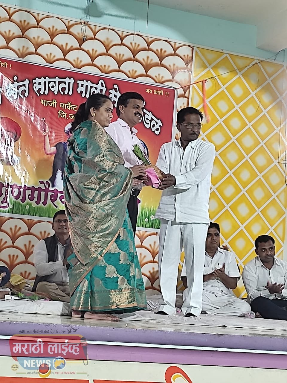 डॉ योगेश महाजन अध्यक्ष परिश्रम दिव्यांग मुला मुलींची निवासी शाळा पारोळा)यांच्या  कार्याची दखल घेत संत सावता माळी मंडळाच्या वतीने केला सहपत्निक सत्कार