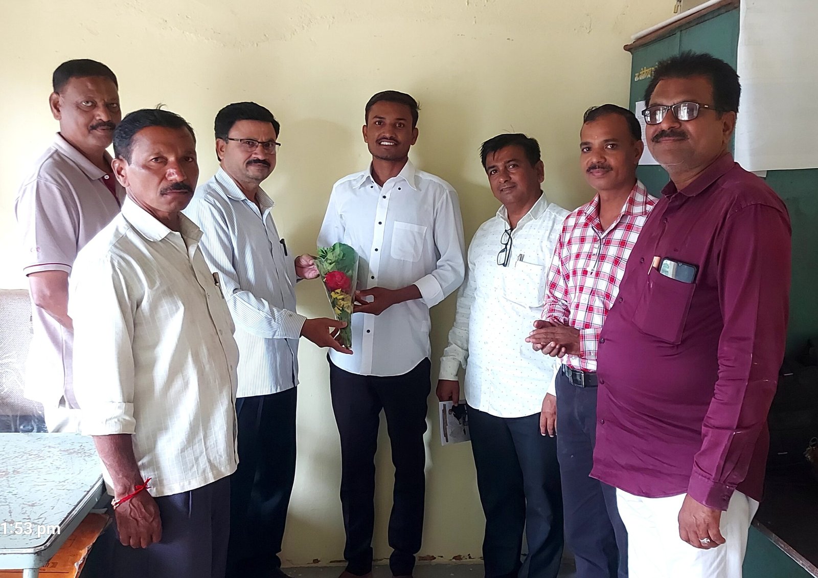 जिद्द व चिकाटीच्या जोरावर देवेंद्र ची लघुवाद न्यायलय मुंबई  येथे शिपाई पदी निवड, देवगांव देवळी हायस्कूलमध्ये माजी विद्यार्थ्यांचा शिक्षकांनी केला सत्कार…