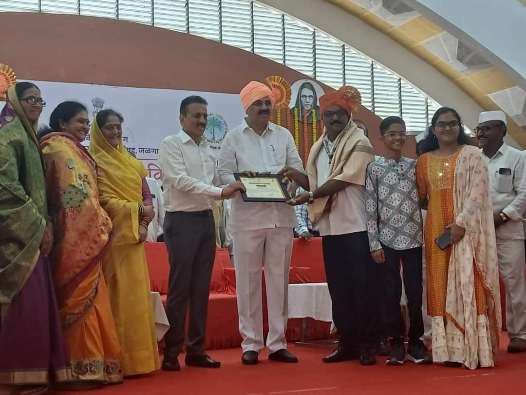 आदर्श ग्रामसेवक पुरस्काराने विवेक सुर्यवंशी सन्मानित