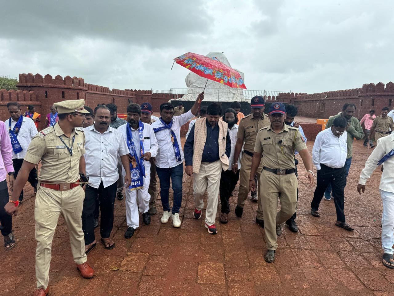 नवोदित शिल्पकारांना छत्रपती शिवाजी महाराजांचा पुतळा उभारण्याची जबादारी देण्याचा निर्णय चुकीचा होता: केंद्रीय राज्यमंत्री रामदास आठवलेंनी मालवण मधील राजकोट किल्ल्याला भेट देऊन केली पाहणी