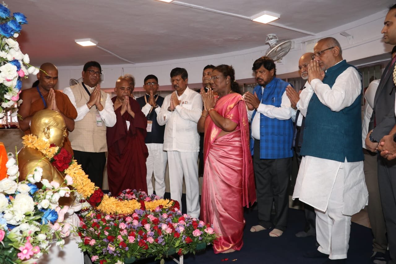 भारतरत्न डॉ. बाबासाहेब आंबेडकर यांना राष्ट्रपती द्रौपदी मुर्मू यांच्याकडून अभिवादन