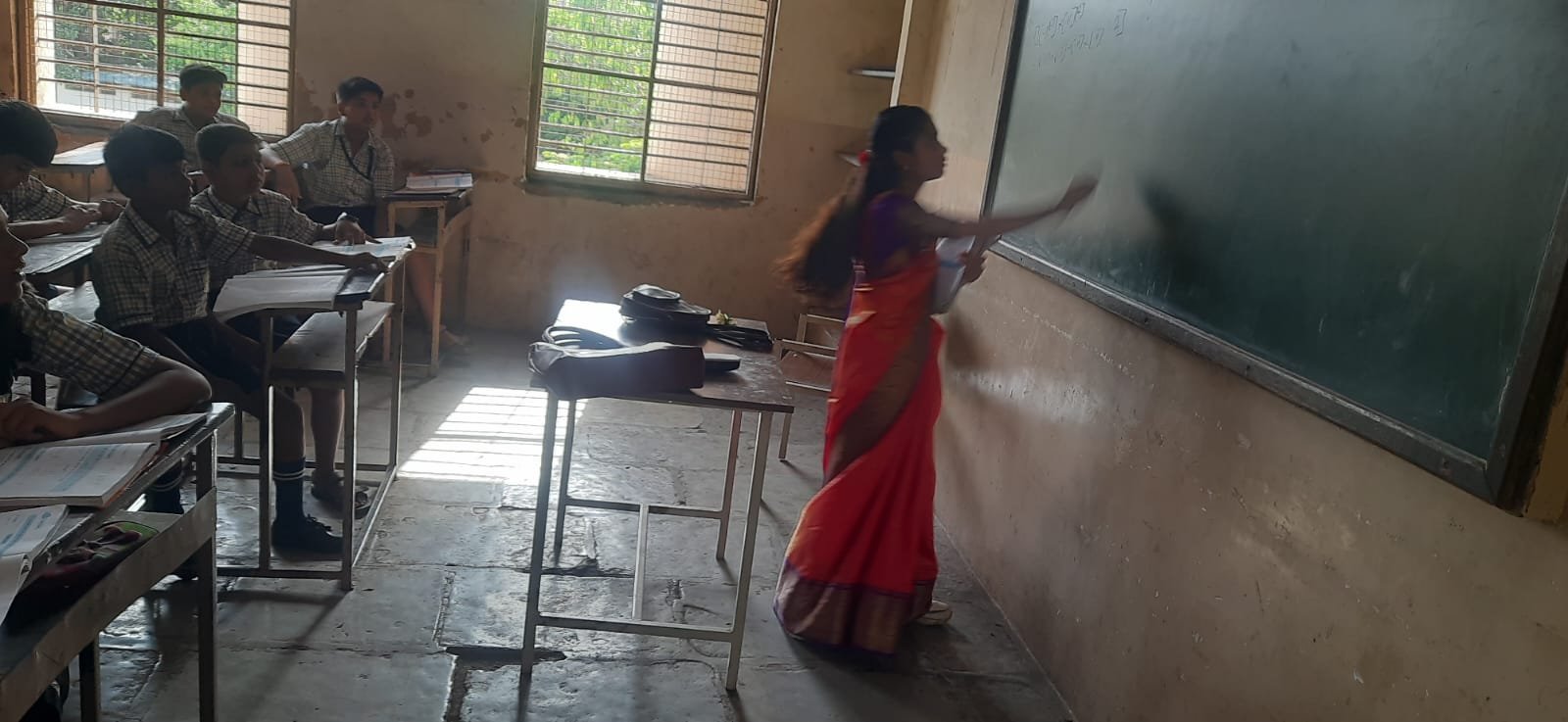 शिक्षक दिनी शेठ ला.ना.सा.विद्यालयात विद्यार्थी शिक्षकांनी केले अध्यापन