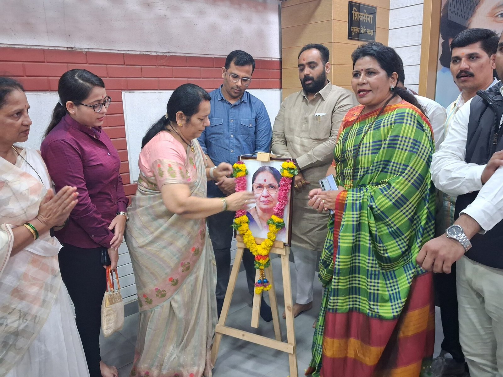 स्वर्गीय मासाहेब मीनाताई ठाकरे यांना उपसभापती विधानपरिषद व शिवसेना नेत्या नीलम ताई गोऱ्हे यांनी केले अभिवादन.