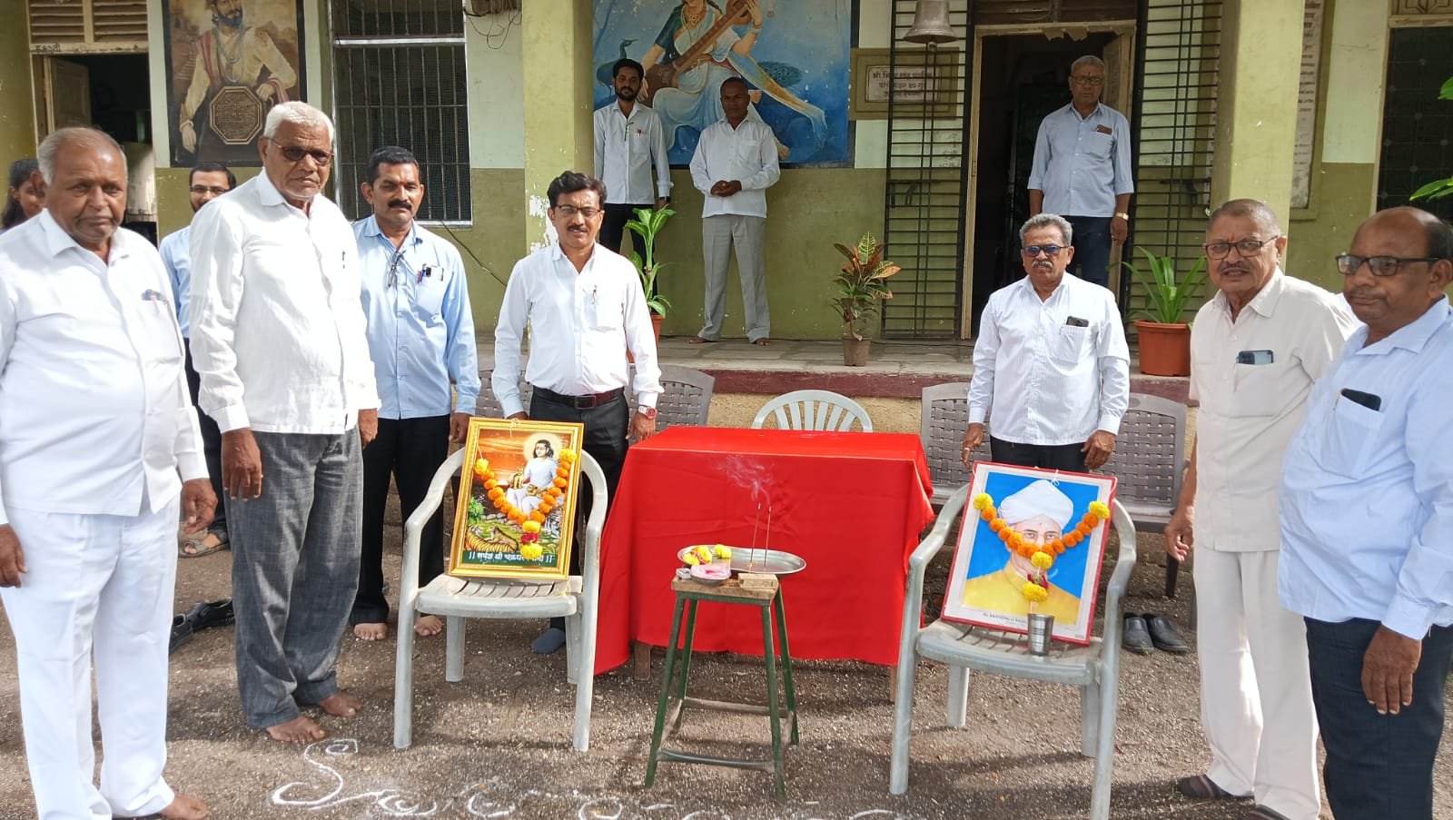 महात्मा फुले माध्यमिक विद्यालय पिंपळी येथे.. शिक्षक दिवस व चक्रधर स्वामी जयंती साजरी.
