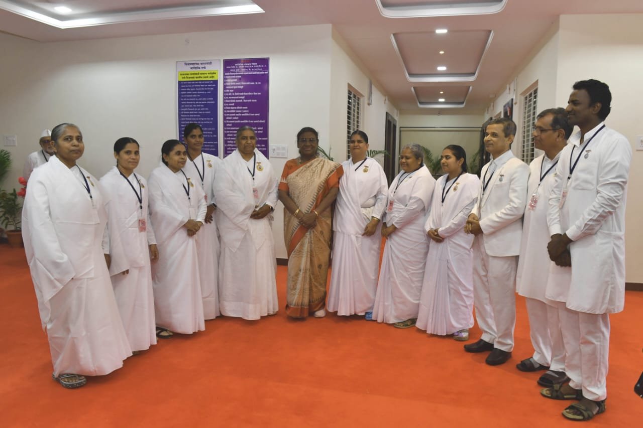 ब्रह्माकुमारी विद्यालयाच्या सदस्यांनी घेतली राष्ट्रपतींची सदिच्छा भेट