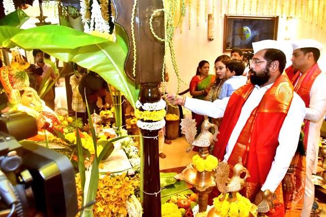 वर्षा’ निवासस्थानी श्री गणरायाची प्रतिष्ठापना,राज्यातील जनतेला सुख, समृद्धी मिळू दे,मुख्यमंत्री एकनाथ शिंदे यांचे गणरायाला साकडे