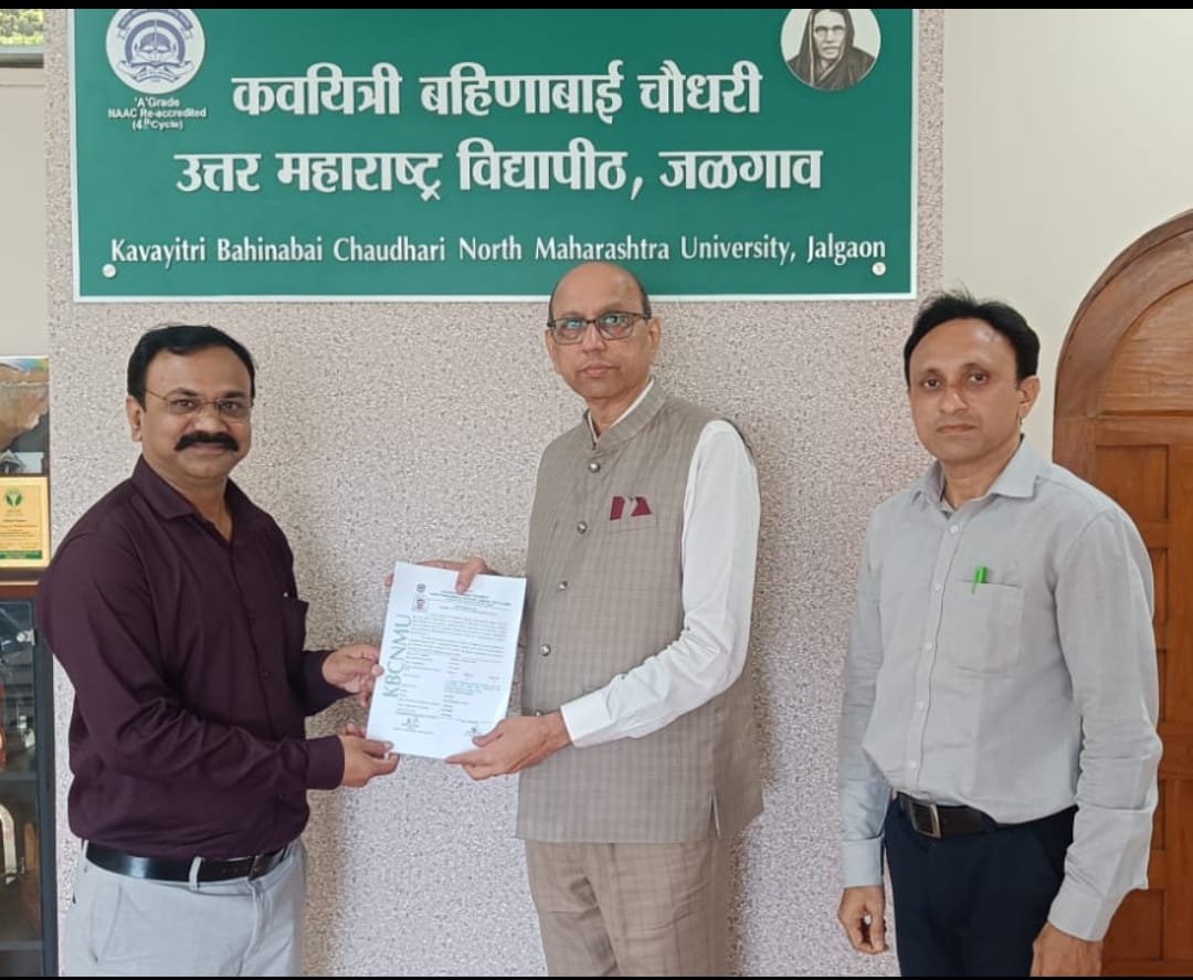 शिक्षक दिनाच्या दिवशीच विद्यावाचस्पती ( पी.एच.डी. ) पदवी रमेश चौधरी यांना कुलगुरुंच्या हस्ते प्रदान