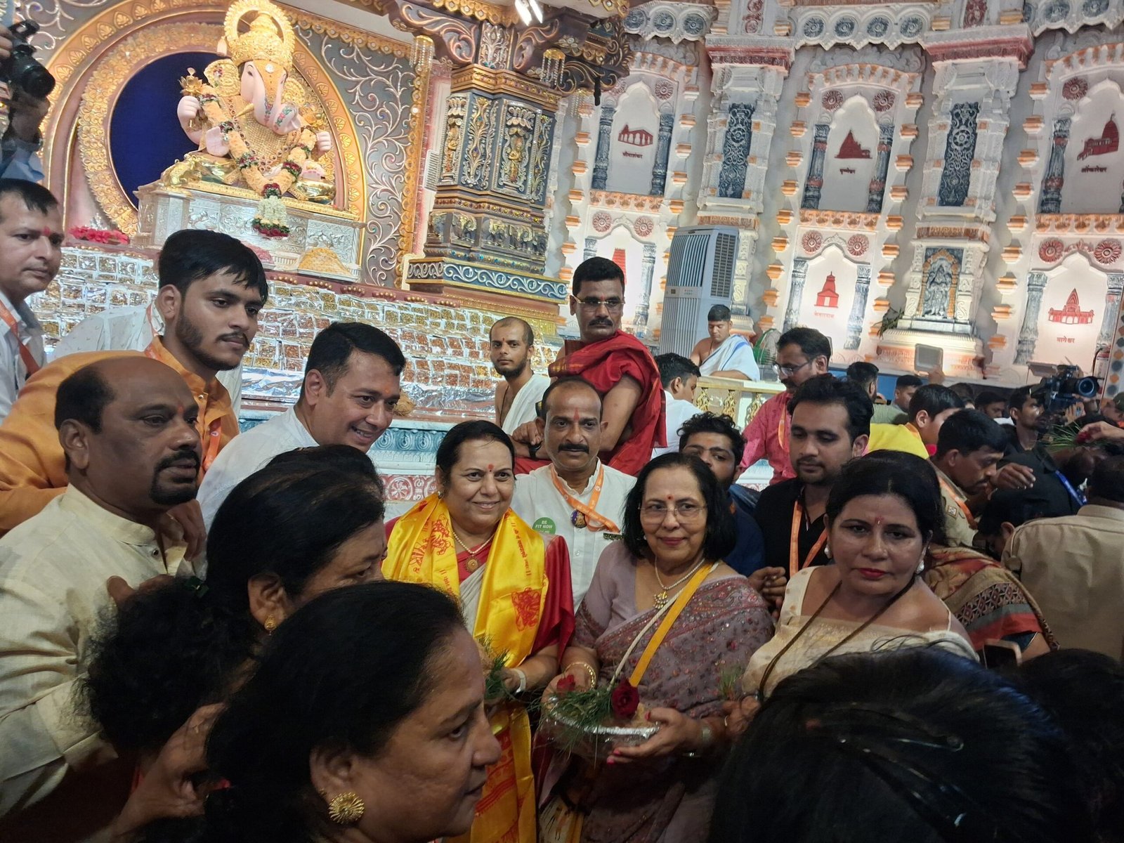 पुण्यातील मानाच्या गणपती बाप्पाचे दर्शन घेऊन राज्यातील अरीष्ट टाळण्यासाठी उपसभापती, शिवसेना नेत्या डॉ. नीलमताई गोऱ्हे यांची गणरायाकडे प्रार्थना.