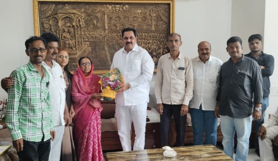 निंभोरा गावाच्या उर्वरित कामांसाठी माझे सहकार्य राहील- ना. अनिल पाटील यांचे सरपंच ग्रामपंचायत सदस्य यांना आश्वासन