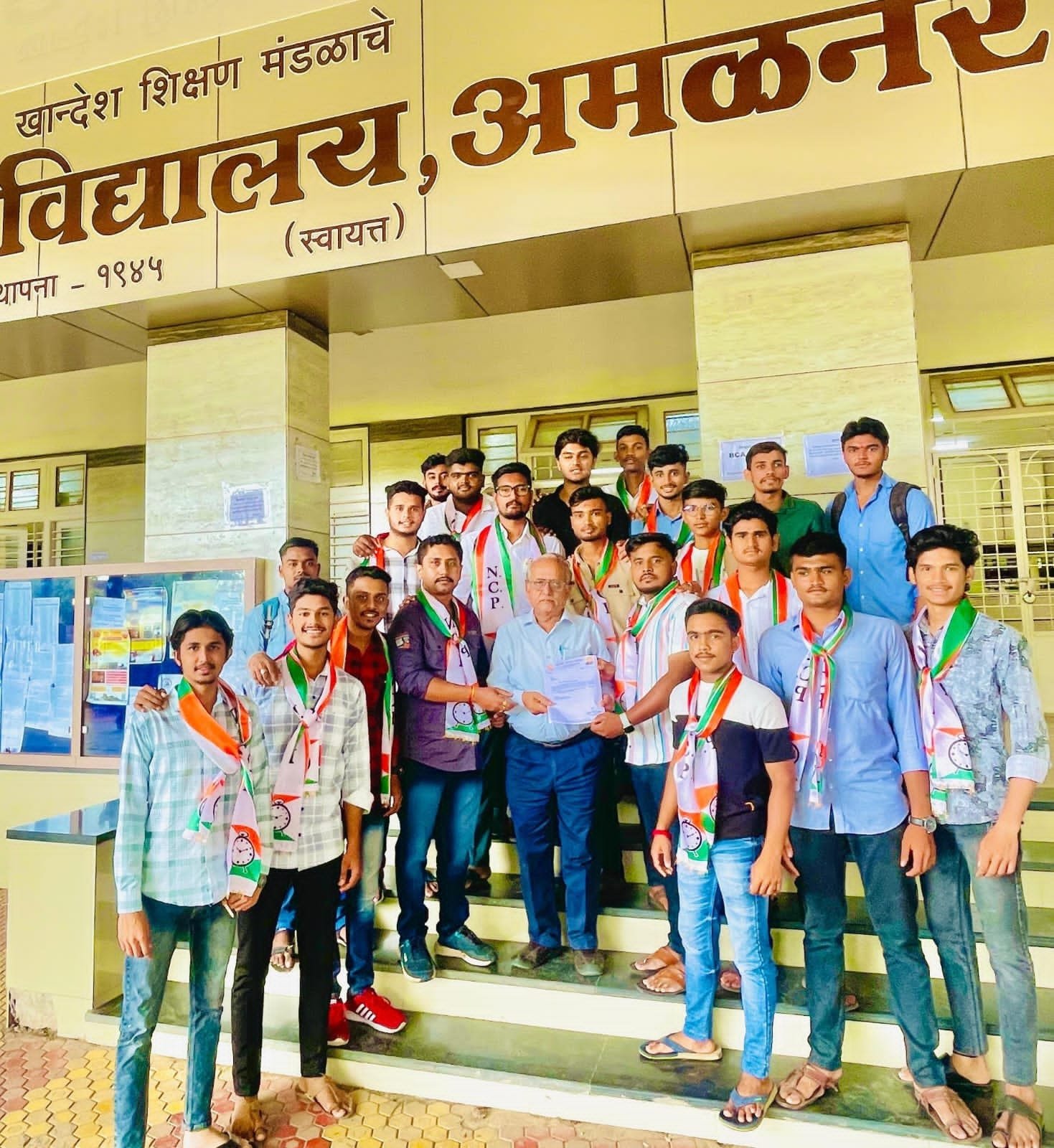 दुष्काळग्रस्त विदयार्थ्यांचे परिक्षा शुल्क परत द्या,राष्ट्रवादी विद्यार्थी संघटनेचे प्रताप महाविद्यायाच्या प्राचार्यांना निवेदन