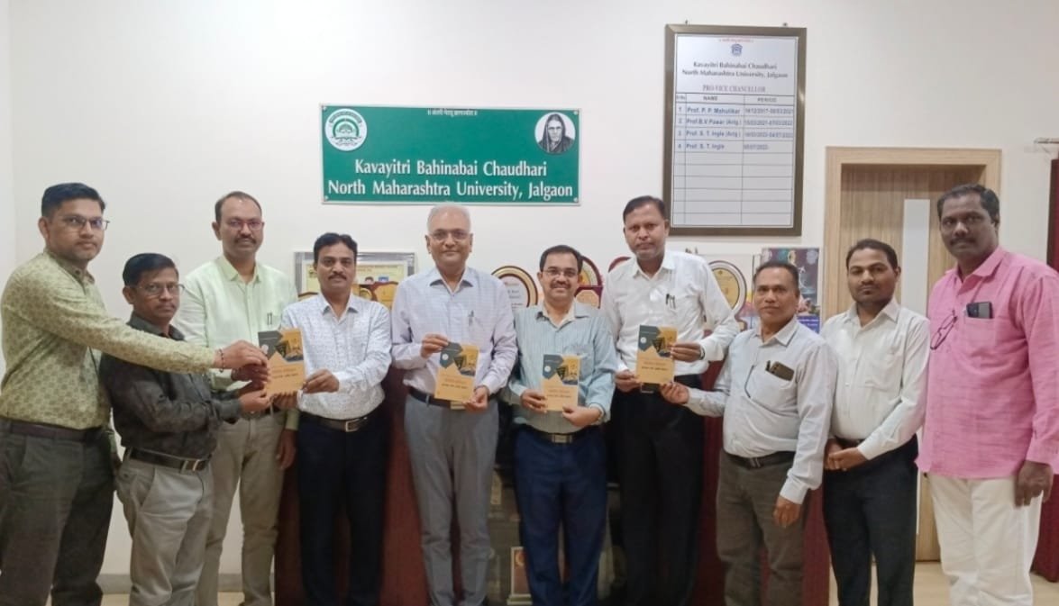 भारतीय संविधान : मूलतत्त्वे व स्वरूप ग्रंथाचे प्र-कुलगुरूंच्या -हस्ते विमोचन, डॉ.विजय तुंटे व डॉ.जयेश पाडवी ग्रंथाचे लेखक