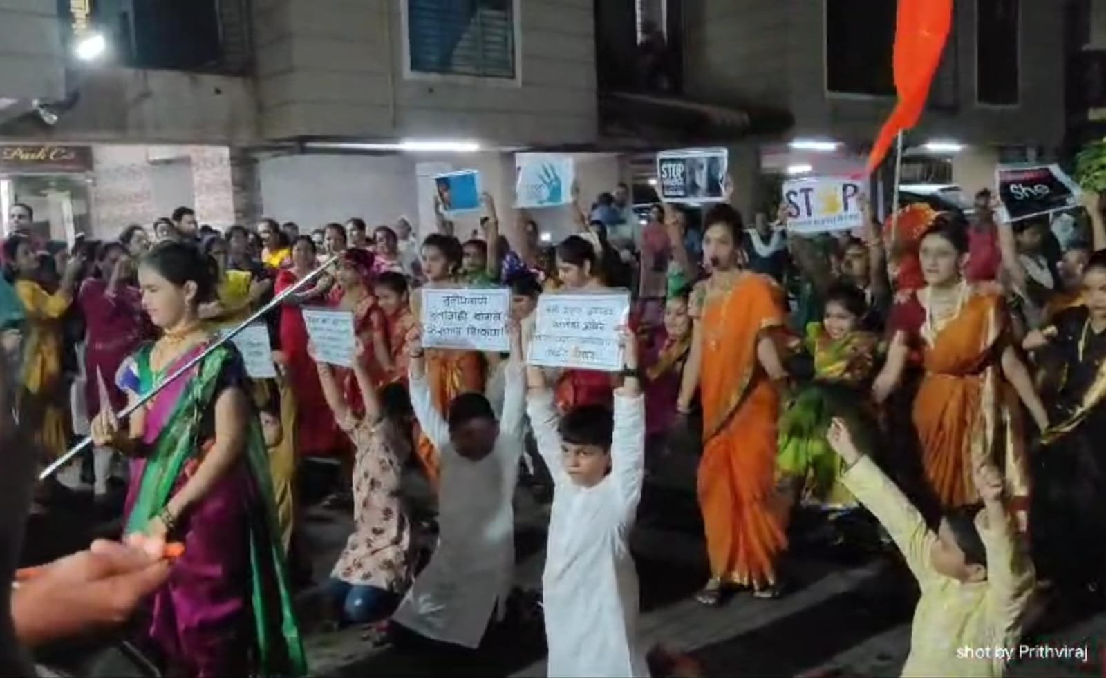 लेझीम नृत्याच्या माध्यमातून कल्याण मध्ये चिमुकल्यांकडून “मुलींवरील अत्याचार थांबवा”असे साकडे, पुण्योदय पार्क सोसायटी मधील चिमुकल्यांच्या बाप्पाचा द्वारे प्रशासनाला व समाजाला संदेश.