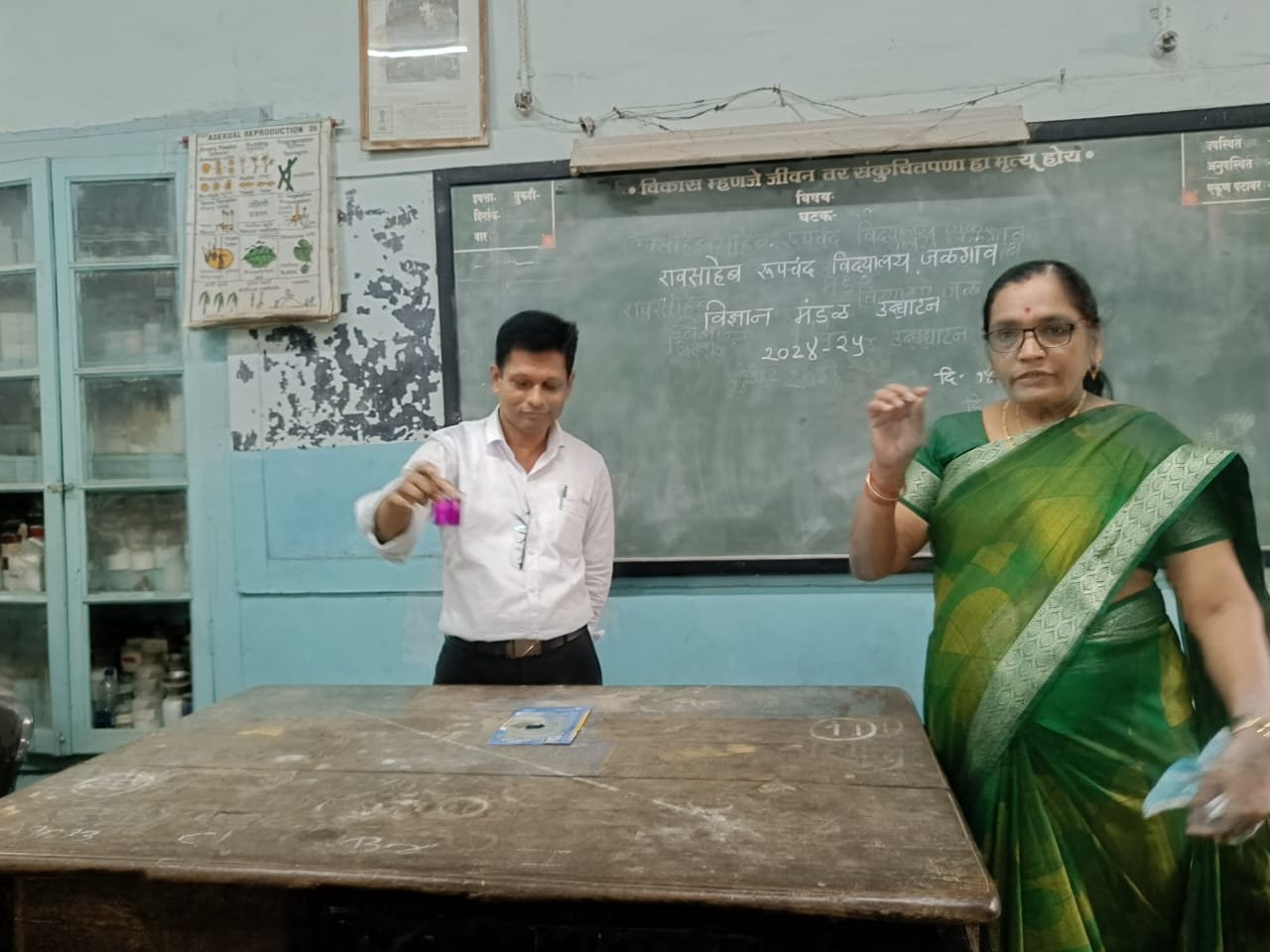 आर आर विद्यालयात विज्ञान प्रयोग दाखवून विज्ञान मंडळाचे उद्घाटन संपन्न