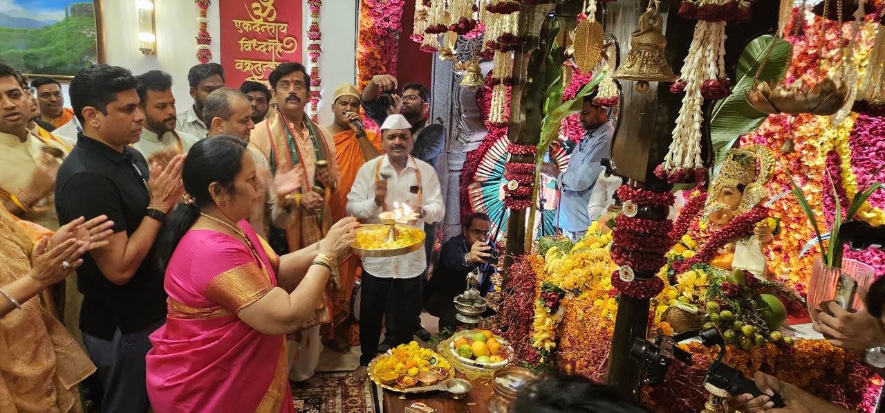 मुख्यमंत्री एकनाथजी शिंदे यांच्या शासकीय वर्षा निवासस्थानी श्री गणेशाची विधानपरिषद उपसभापती डॉ. नीलम गोऱ्हे यांनी दर्शन घेऊन केली आरती….