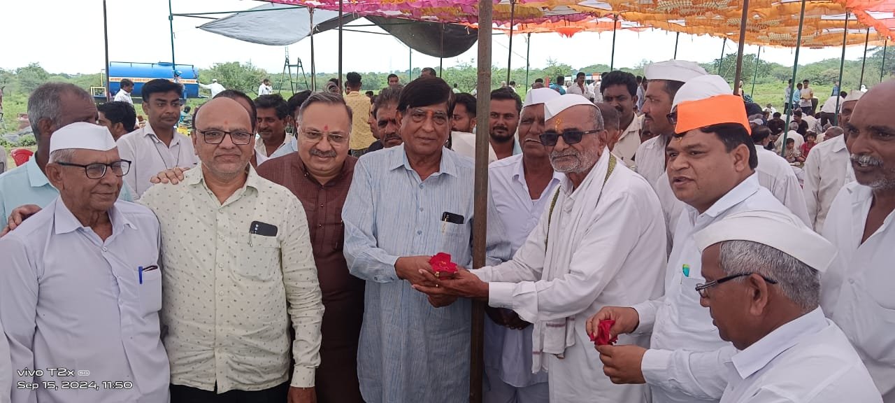 माजी आमदार कृषीभूषण साहेबराव पाटलांनी खेडी व्यवहारदळे येथे महाप्रसादाचा लाभ घेत मतदारांशी साधला संवाद