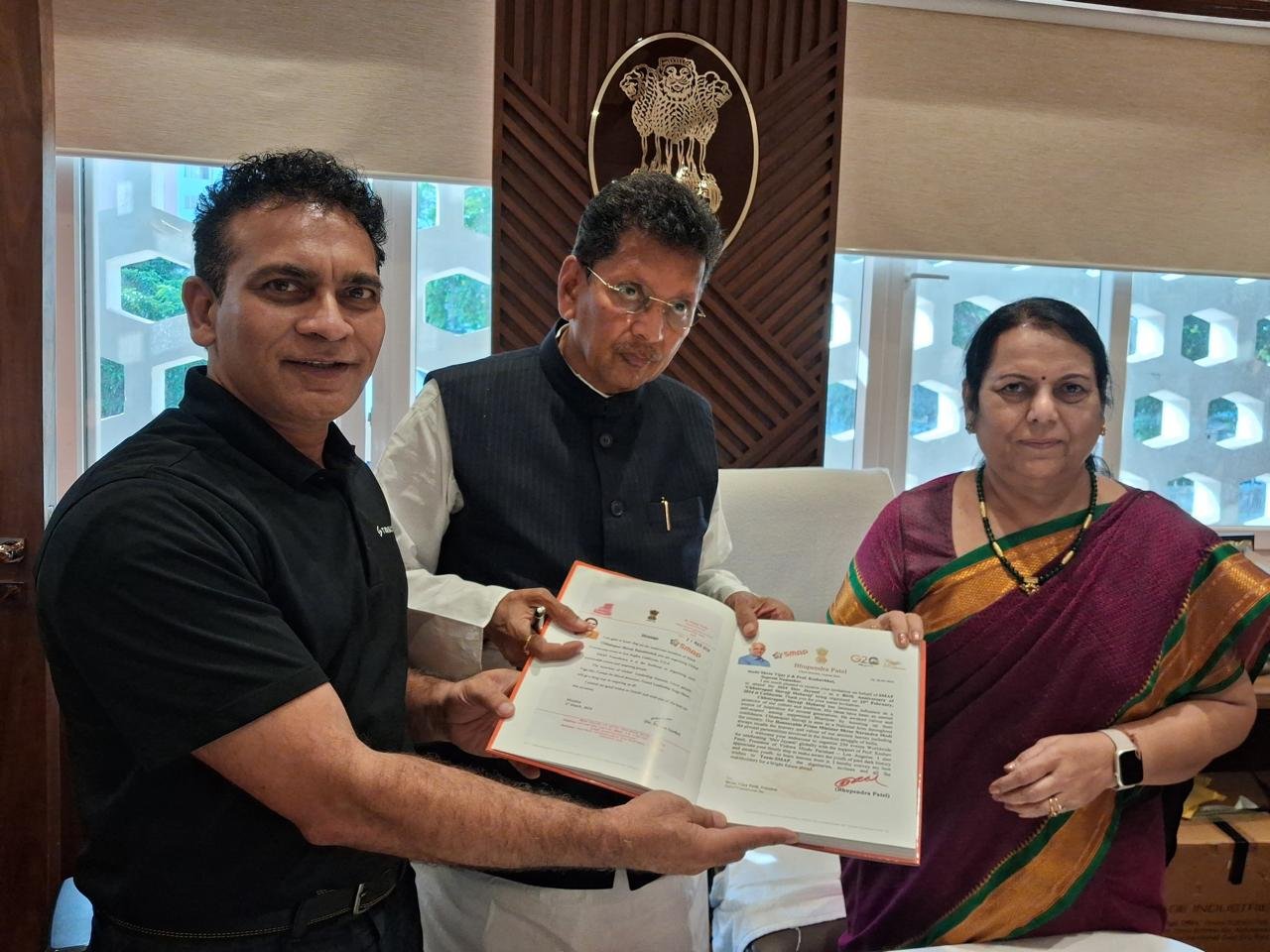 अमेरिका स्थित शिवप्रेमीं परिवाराचे लॅास एंजलिस येथील प्रतिनिधीं विजय पाटील यांची नीलम गोर्हे व ना.श्री.दिपक केसरकर यांची भेट