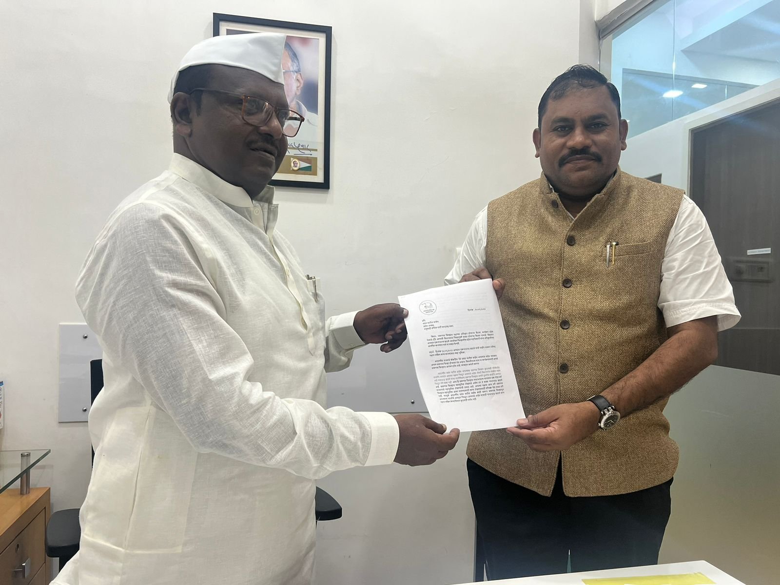 जळगाव जिल्ह्यात महायुतीला रोखायचे असेल आणि आगामी विधानसभा राष्ट्रवादी शरदचंद्र पवार गटाच्या निवडणूकीत मा.मंत्री आ. एकनाथराव खडसे यांना सक्रिय करा..