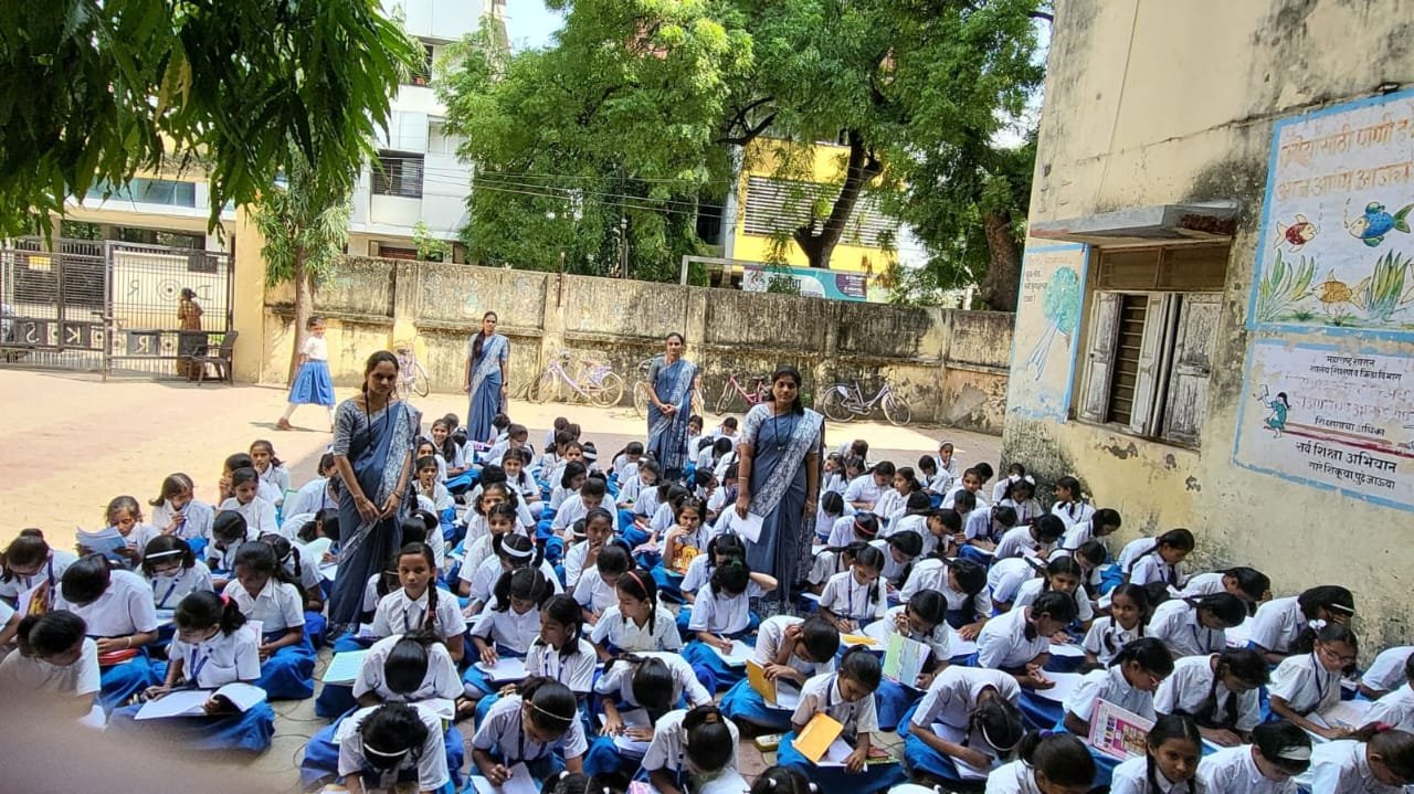 श्रीमती द्रो. रा. कन्या शाळा अमळनेर येथे हिंदी दिनाचे औचित्य साधत हिंदी अध्यापक मंडळाकडून घेतली जाणारी जनरल नॉलेजची परीक्षा संपन्न