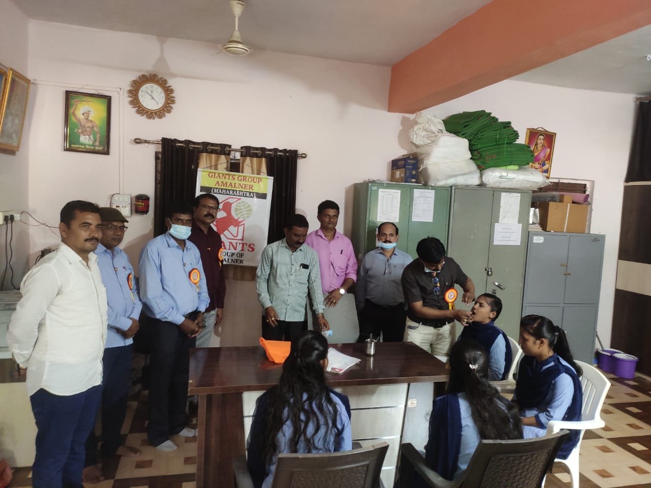 नगाव आश्रम शाळेत 250 विद्यार्थ्यांचे दन्त चिकित्सा शिबीर: एक समाजोपयोगी उपक्रम