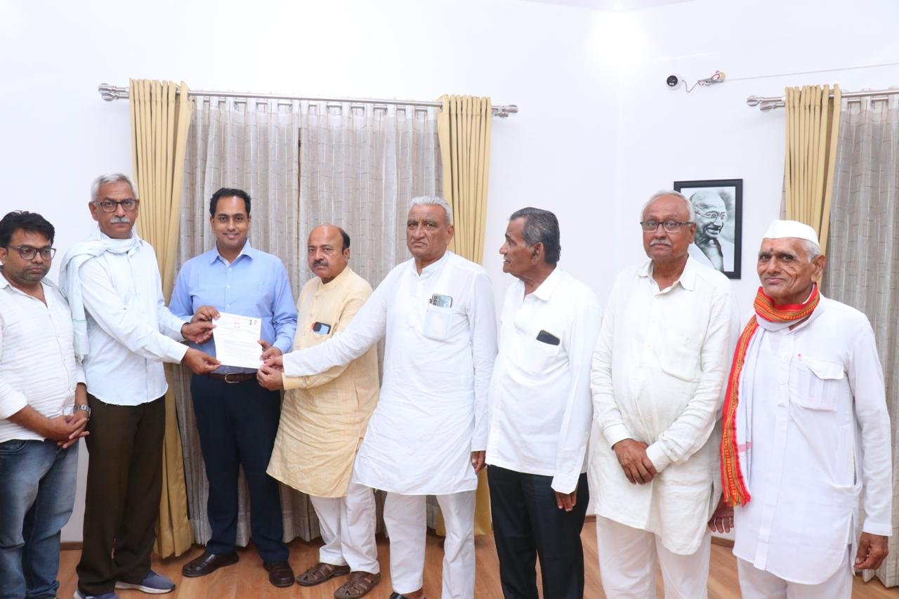 जिल्हाधिकारी आयुष प्रसाद यांच्याशी महत्वाच्या चर्चांच्या रूपाने प्रा.सुभाष पाटील सह काग्रेसचे पदाधिकारी यांनी शेतकऱ्यांचे प्रश्न मांडले..