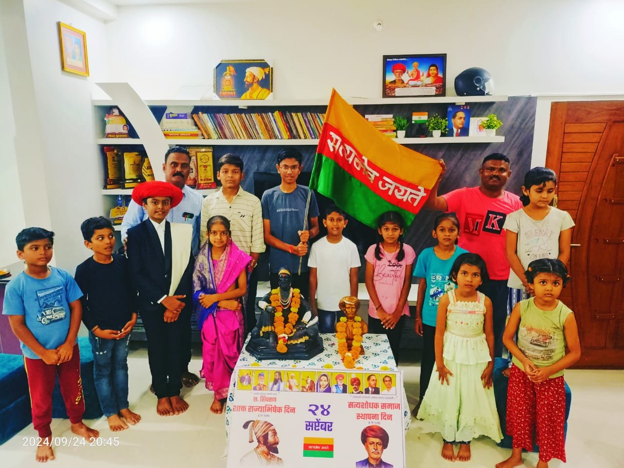 सत्यशोधक ” निवासस्थानी शिवराज्याभिषेक दिन व सत्यशोधक समाज स्थापना दिन उत्साहात साजरा !.. , कृष्णा गीता नगर कॉलनीतील मुलांनी केले आबासाहेब व तात्यासाहेब यांना वंदन !…