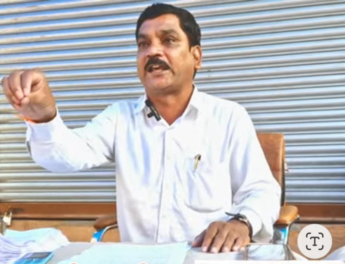 फरार मुख्य आरोपी महेंद्र बोरसे अन्य आरोपी विनोद बोरसे यालाही अटक व्हावी अमळनेर पत्रकार परिषदेमध्ये माजी सरपंच सुरेश पाटील यांची मागणी