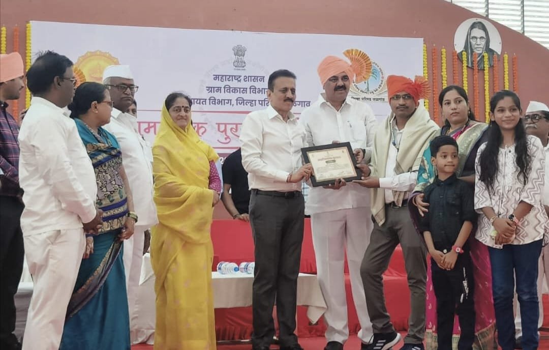 मनोहर महाजन यांना आदर्श ग्रामसेवक पुरस्काराने सन्मानित