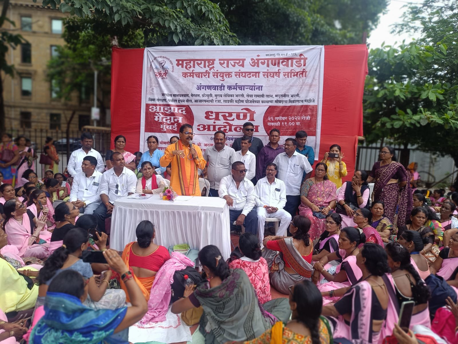 मागण्या मान्य होईपर्यंत मुंबई येथील धरणे आंदोलन सुरूच ठेवण्याचा अंगणवाडी कर्मचाऱ्यांचा निर्धार