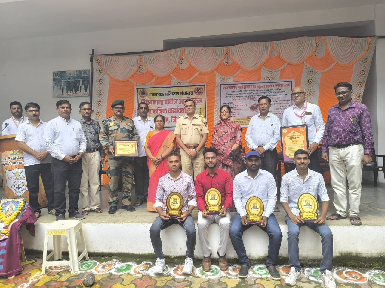 विद्यार्थ्यांनी जीवनात शिस्त आणि अनुशासन सोबतच संस्काराची देखील जोपासना करा-खासदार स्मिताताई वाघ, खासदार स्मिताताई वाघ व डिवाएसपी सुनील नंदवाडकर  यांचा आर्मी स्कूलच्या वतीने सत्कार..`