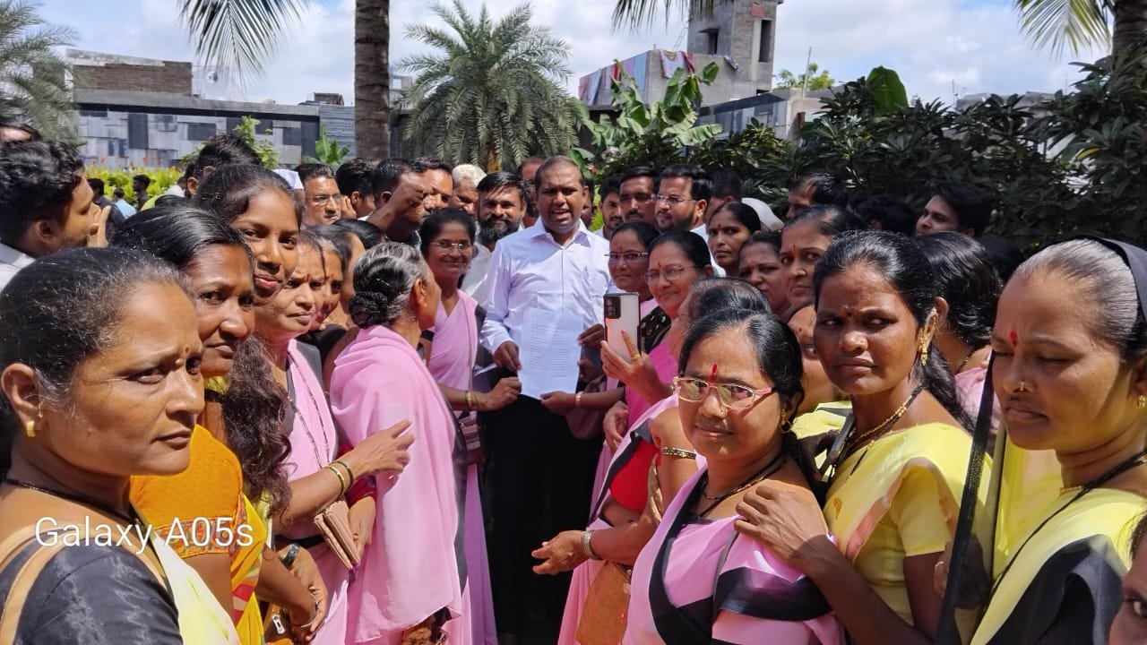 अंगणवाडी कर्मचाऱ्यांच्या मागण्या सोडवा- अंगणवाडी कर्मचाऱ्यांचे आमदार मंगेश चव्हाण यांना दिले निवेदन