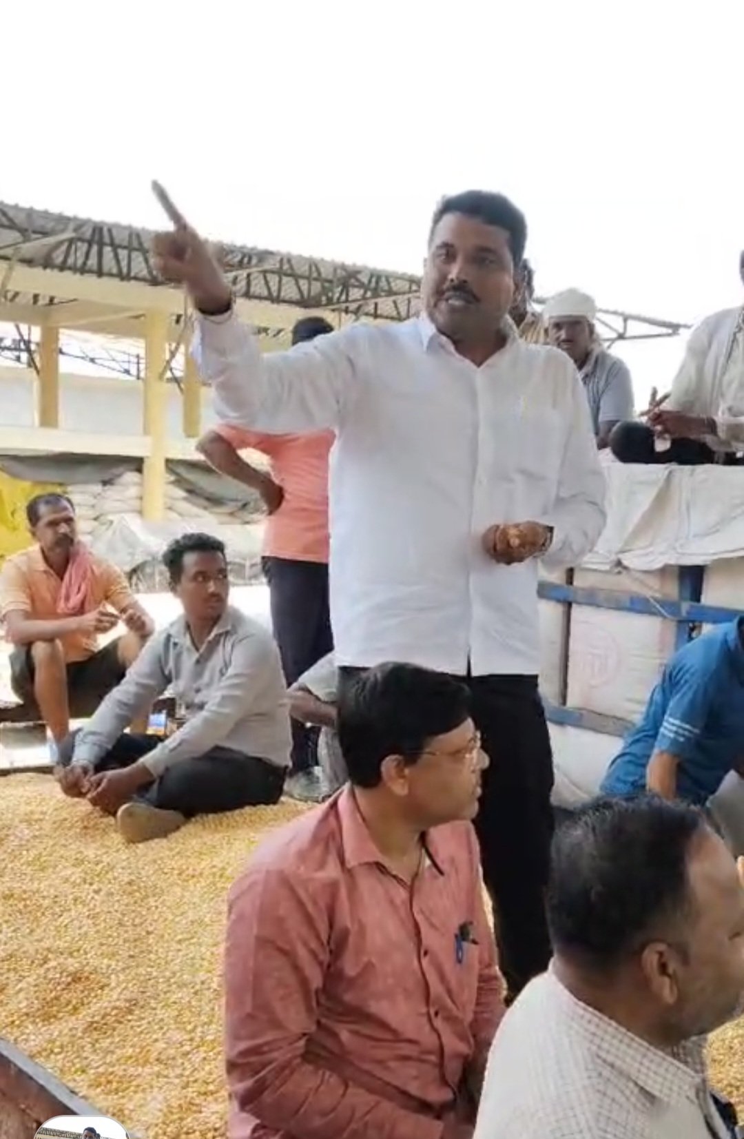 मका लिलावात वाद: सभापती अशोक पाटलांच्या मध्यस्थीने समाधान