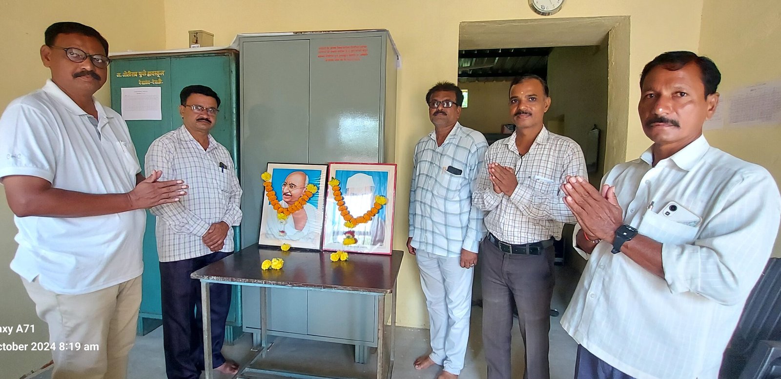 देवगाव देवळी हायस्कूलमध्ये राष्ट्रपिता महात्मा गांधी व लालबहादूर शास्त्री यांना जयंती निमित्ताने अभिवादन