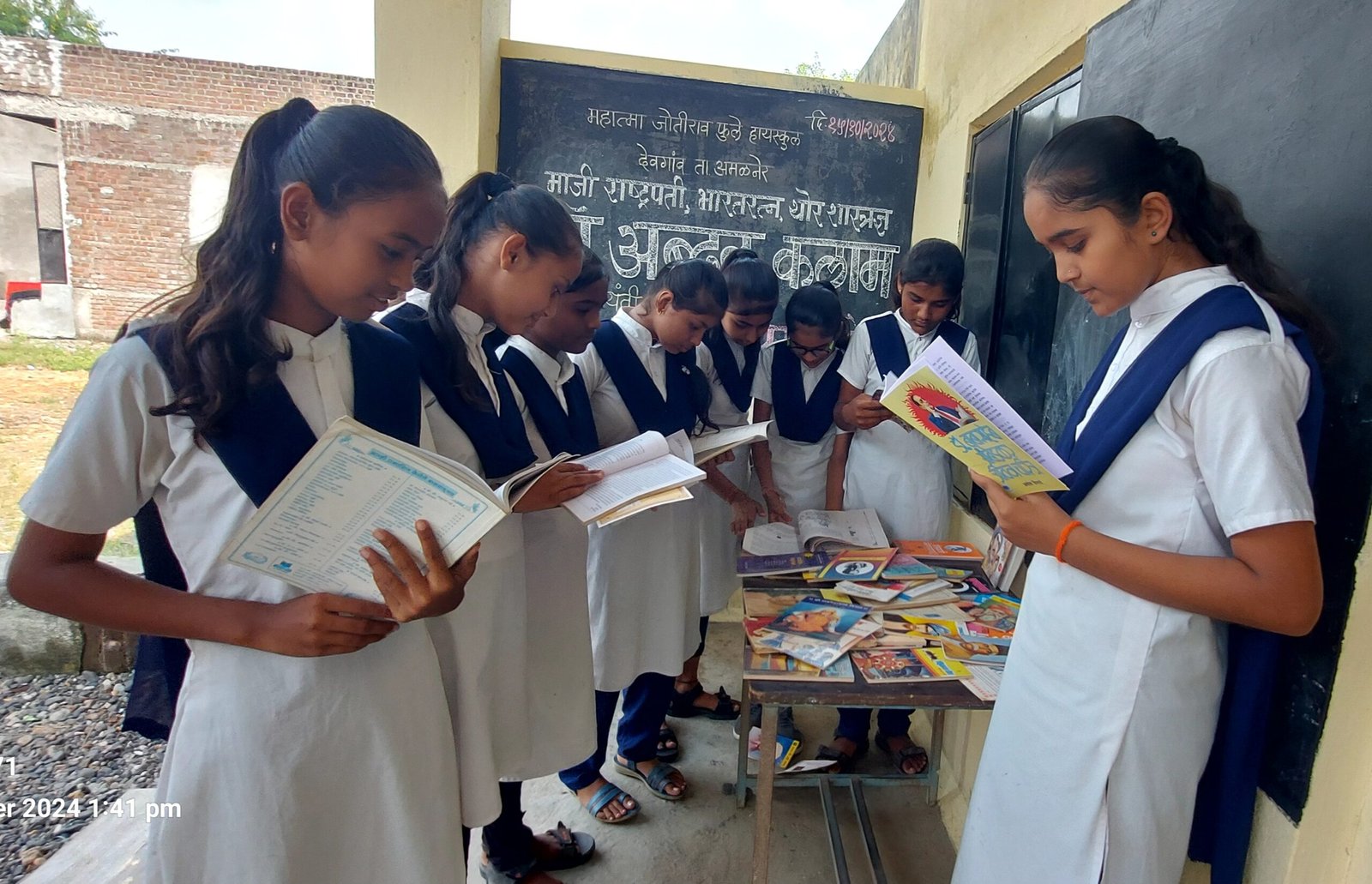 वाचनाने विचारात अन् आचरणात बदल होतो -अनिल महाजन   देवगांव देवळी हायस्कूलमध्ये वाचन प्रेरणा दिवस साजरा व बक्षीस