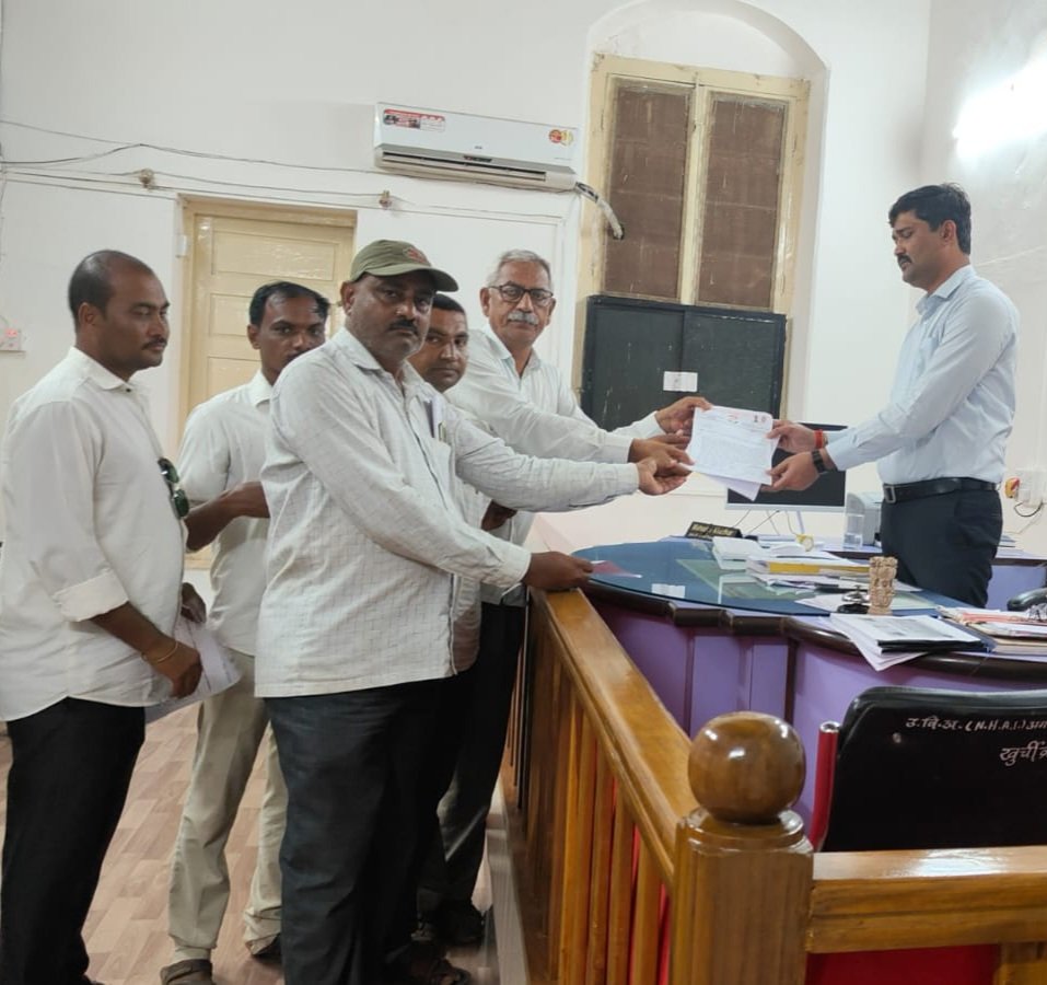 खरीप हंगाम 2023 चे शासनाद्वारे घोषित कापूस व सोयाबीन अनुदान द्या  किसान काँग्रेसचे जिल्हाध्यक्ष सह शेतकऱ्यांचे उपविभागीय अधिकारी यांना निवेदन