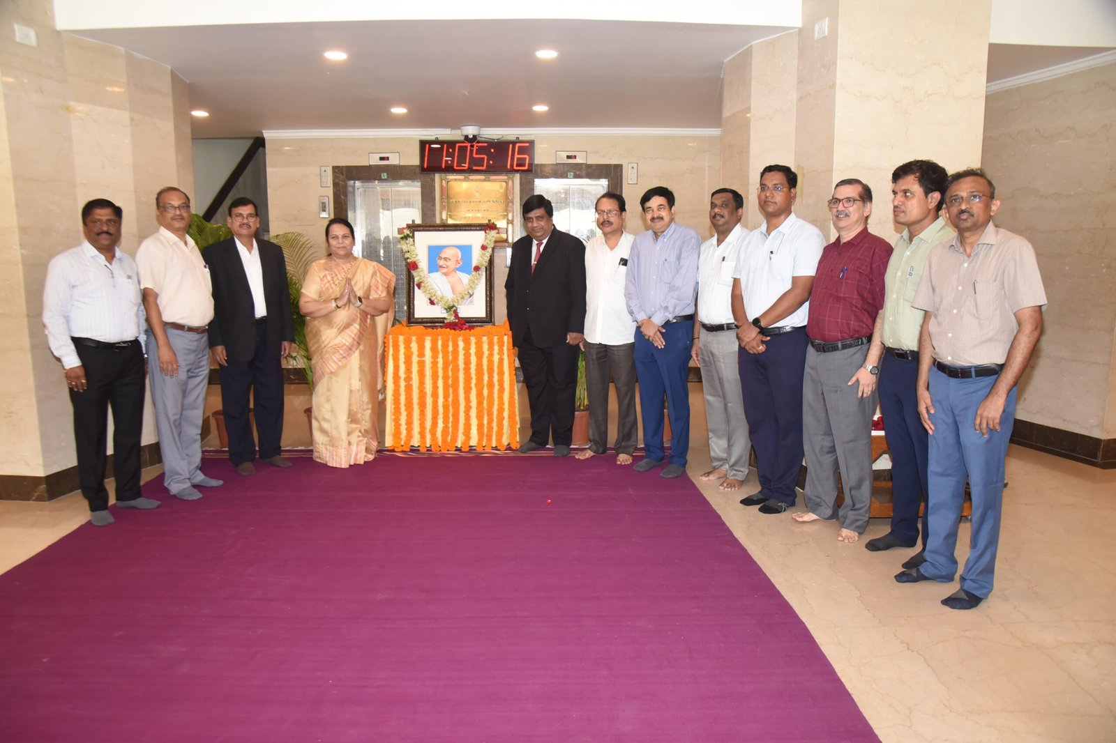 राष्ट्रपिता महात्मा गांधी यांच्या जयंतीनिमित्त विधान भवनात अभिवादन.