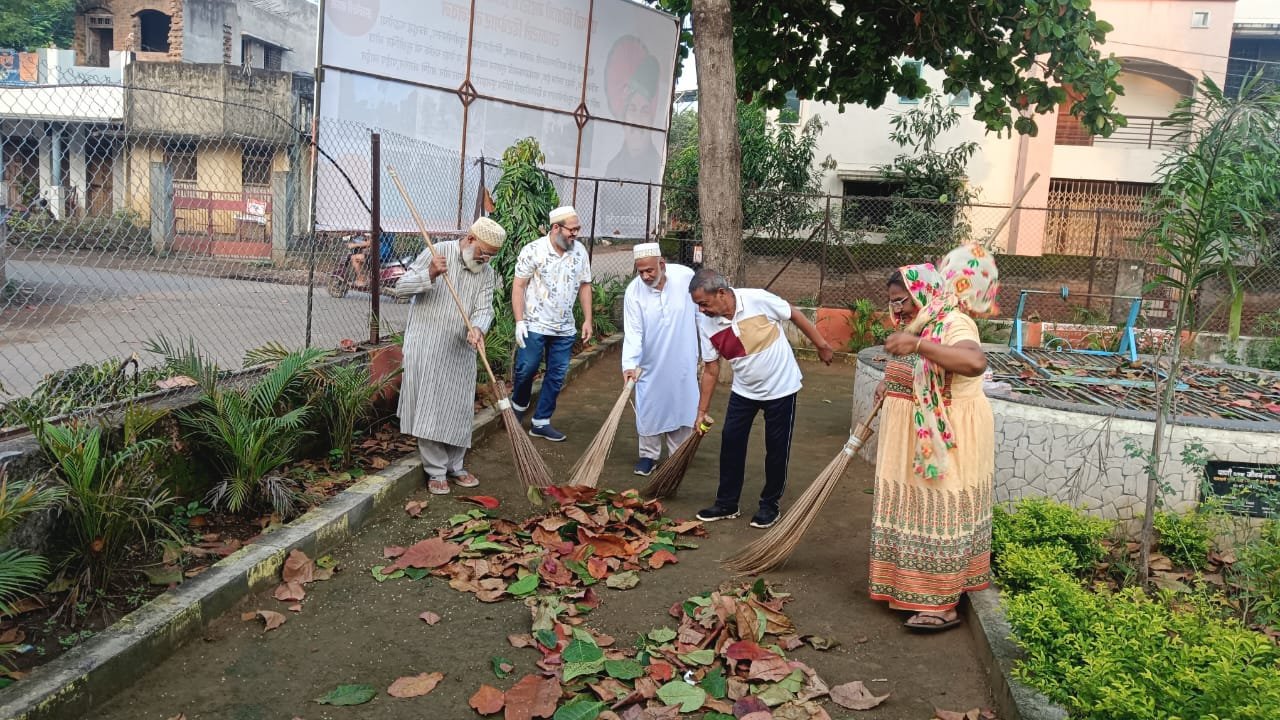 गांधी जयंती निमित्त दाऊदी बोहरा जमात अमळनेर व छत्रपती श्री शिवाजी गार्डन ग्रुप यांच्या संयुक्त विद्यमाने स्वच्छता अभियान संपन्न