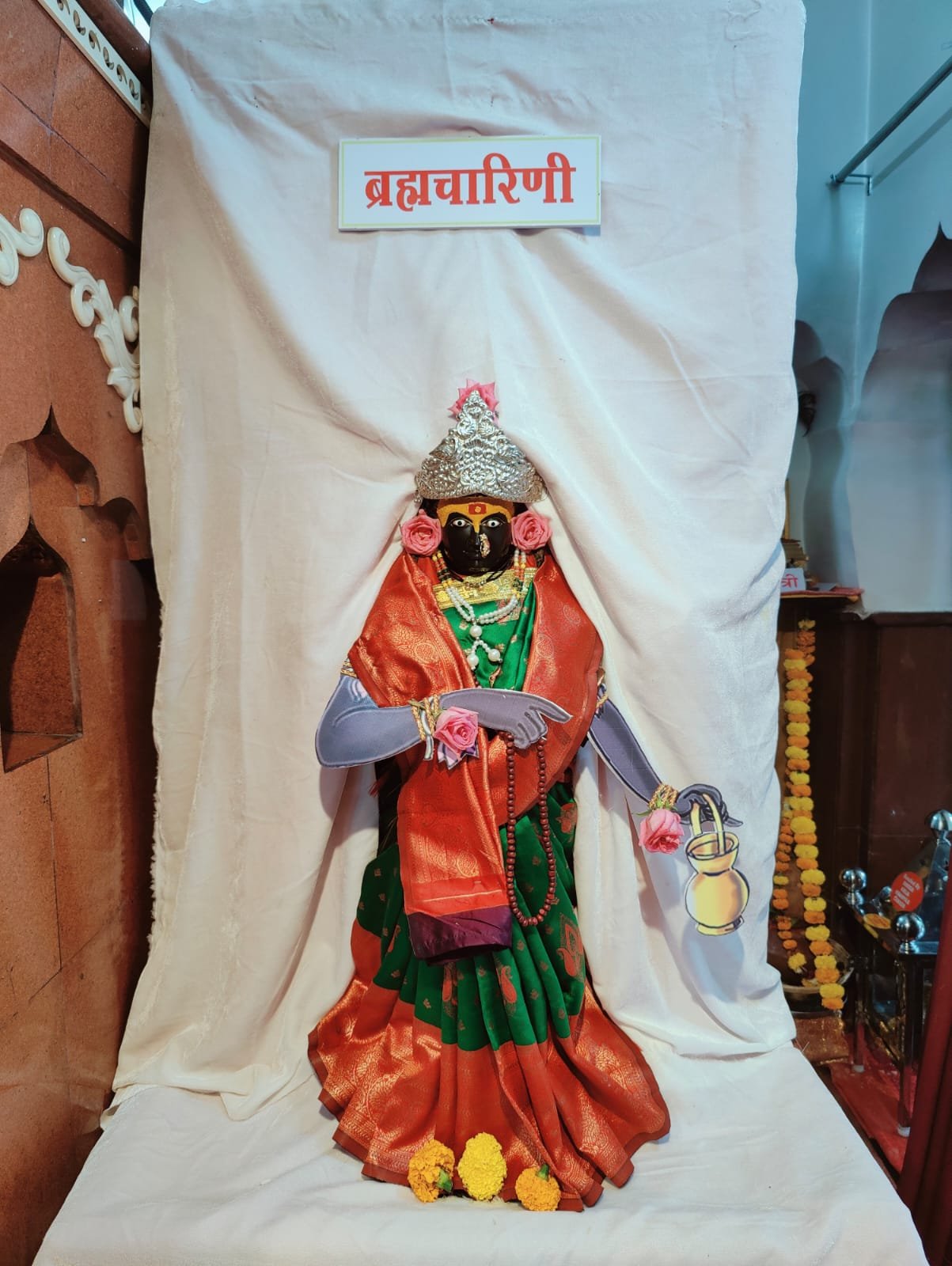 श्री मंगळग्रह मंदिरातील श्री भूमिमाता सजली ब्रह्मचारिणी रूपात. ४ ऑक्टोबर २०२४ दुसरी माळ रंग : हिरवा
