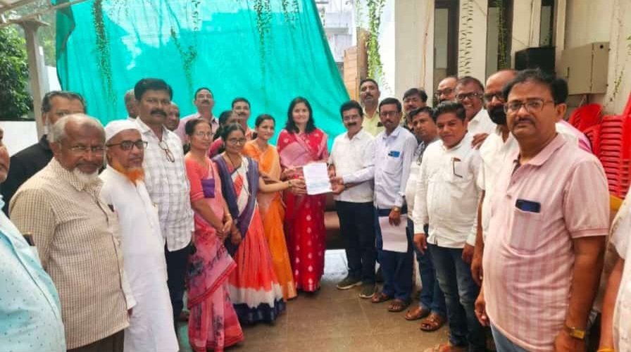 अमळनेर तालुक्यातील पेन्शन पिडीत कर्मचाऱ्यांचा संघर्ष: एक शोकांतिका, 2005 पूर्वी नियुक्त कर्मचाऱ्यांनी दिले ना.अनिल पाटील यांना निवेदन, पेन्शन पिडीत कर्मचाऱ्यांचा आक्रोश जयश्री ताईंनी नामदार अनिल दादांपर्यंत पोहचवा…