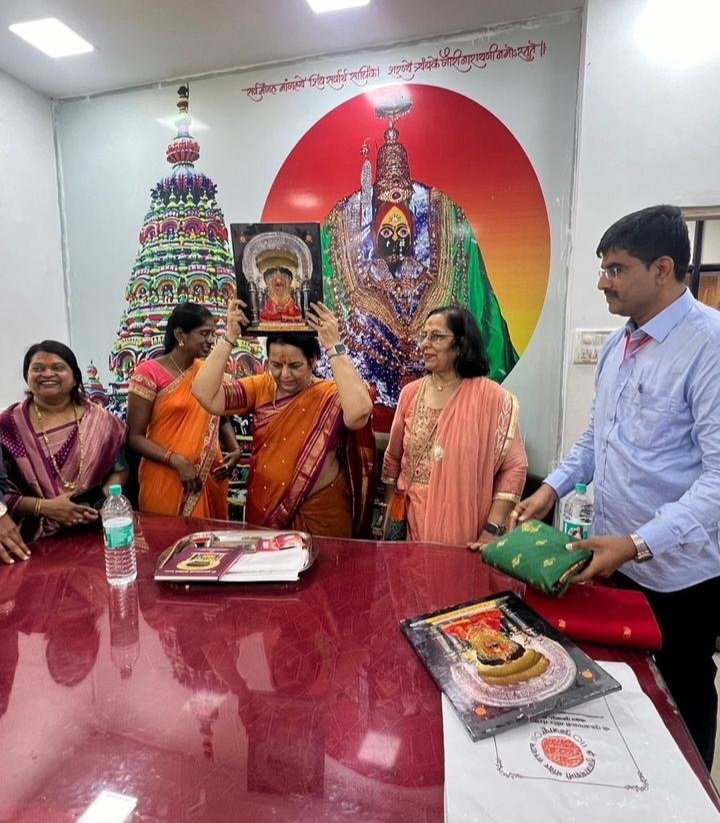 आई जगदंबे सर्वांना व महिलांना न्यायाचे दार उघड आणि जनतेच्या उद्धारासाठी मुख्यमंत्री एकनाथ शिंदे यांच्या नेतृत्वाखालील महायुतीची सत्ता पुन्हा राज्यात येऊ दे…