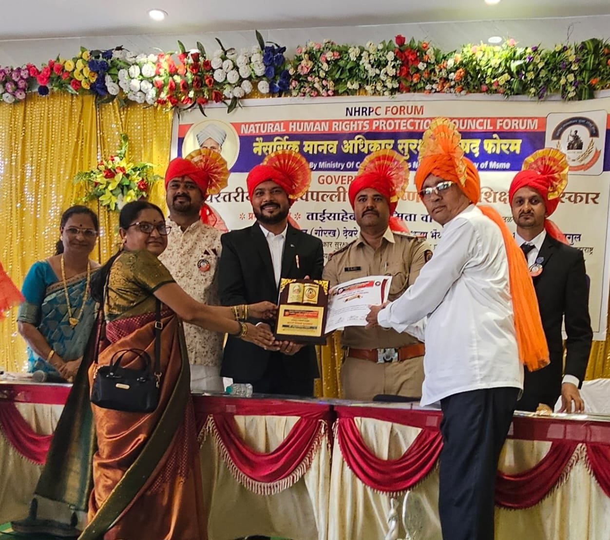 मांडळ आदर्श विदयालयाचे मुख्याध्यापक बापू चव्हाण यांचा झाला सन्मान