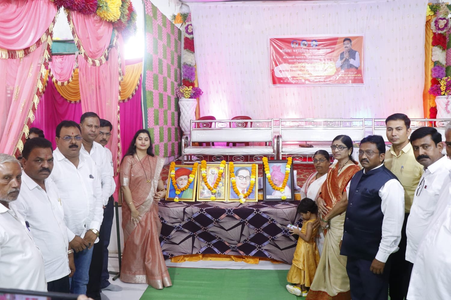 खान्देशातील पारोळा येथील ऐतिहासिक नगरीत कुलदैवत श्री बालाजी महाराज व माता वैष्णोदेवी नवरात्र महोत्सवाच्या निमित्ताने महाप्रसाद व माळी समाजातील गुणवंत विद्यार्थ्यांचा गुण गौरव सोहळा आज संपन्न