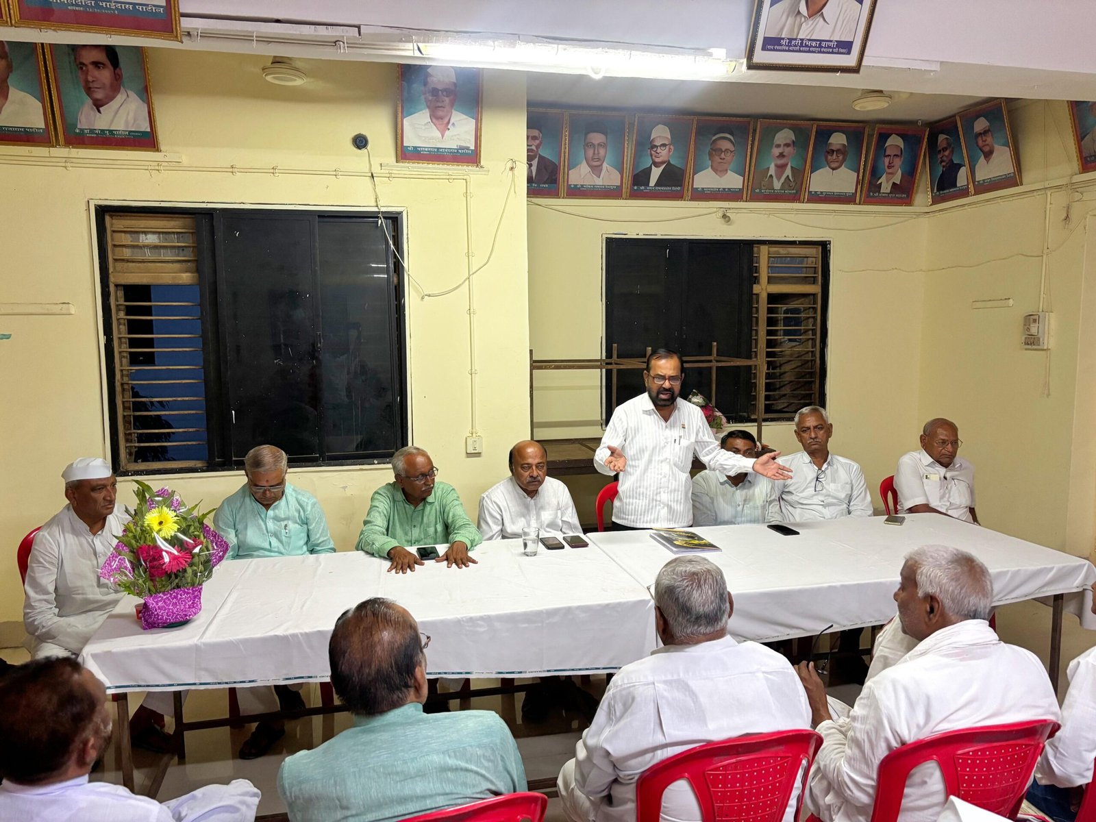 अमळनेर तालुका काँग्रेस व शहर काँग्रेसची आढावा बैठक उत्साहात संपन्न……